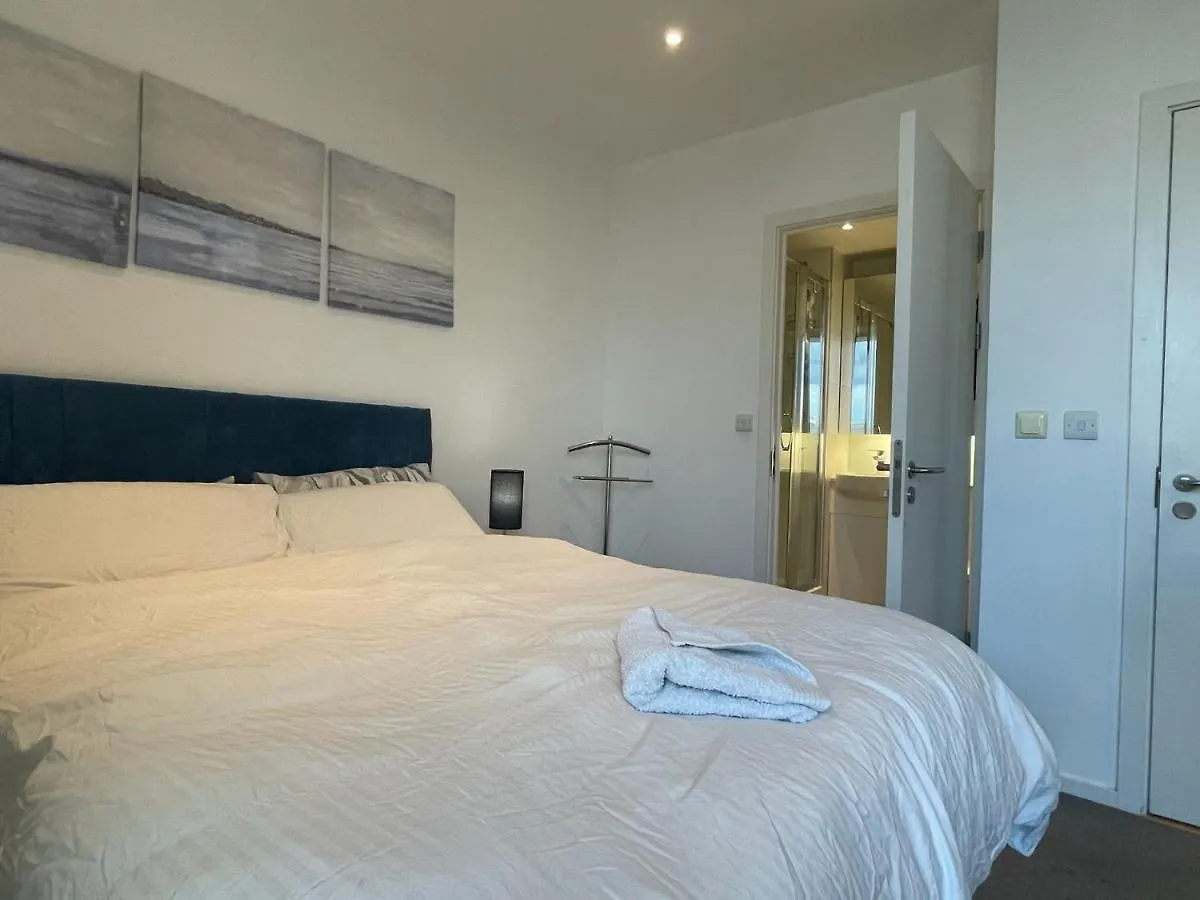 Luxury En-Suite Room Olympic Village In Shared Apartment London Homestay